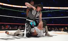 Dominik Mysterio contra el Hijo del Vikingo en WWE Worlds Collide
