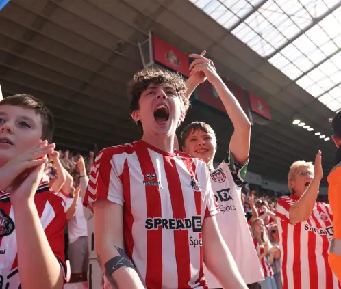 Así reaccionó Sunderland al apoyo masivo de seguidores mexicanos (Photo by Stu Forster/Getty Images) Así reaccionó Sunderland al apoyo masivo de seguidores mexicanos (Photo by Stu Forster/Getty Images)