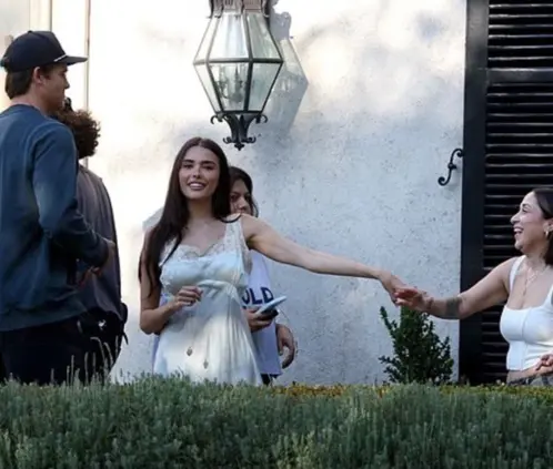Justin Herbert y Madison Beer: el romance que enciende a la NFL (DotsNCuts X) Justin Herbert y Madison Beer: el romance que enciende a la NFL (DotsNCuts X)
