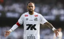 ¡Hinchas de Santos invaden entrenamiento y encaran a Neymar!