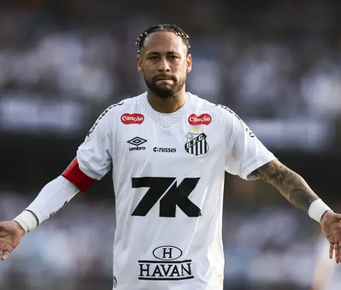 ¡Hinchas de Santos invaden entrenamiento y encaran a Neymar! (Photo by Alexandre Schneider/Getty Images) ¡Hinchas de Santos invaden entrenamiento y encaran a Neymar! (Photo by Alexandre Schneider/Getty Images)