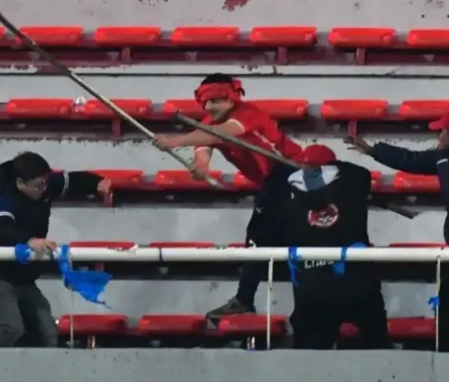 El embajador de Chile aseguró que la pelea de fanáticos de Independiente y U de Chile dejó 15 heridos, 97 detenidos pero sin muertos. @TNTSportsAR El embajador de Chile aseguró que la pelea de fanáticos de Independiente y U de Chile dejó 15 heridos, 97 detenidos pero sin muertos. @TNTSportsAR