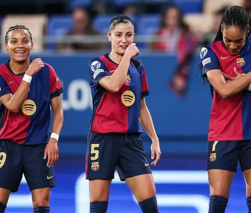 Barcelona llegó a México con solo 17 jugadoras, y un total de ocho bajas este verano. @FCBfemeni Barcelona llegó a México con solo 17 jugadoras, y un total de ocho bajas este verano. @FCBfemeni