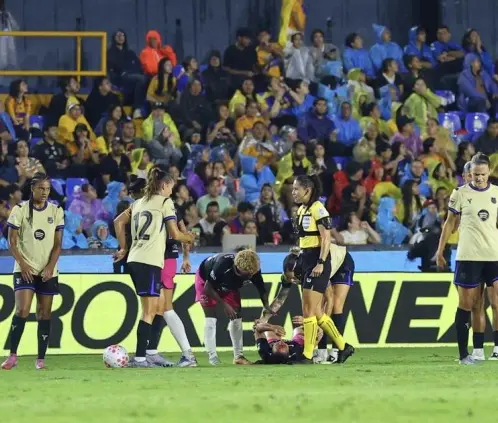 Charlyn Corral sufrió una severa herida en la cara en el juego de las Estrellas de la Liga MX Femenil contra el Barcelona. Nora Guerrero Charlyn Corral sufrió una severa herida en la cara en el juego de las Estrellas de la Liga MX Femenil contra el Barcelona. Nora Guerrero