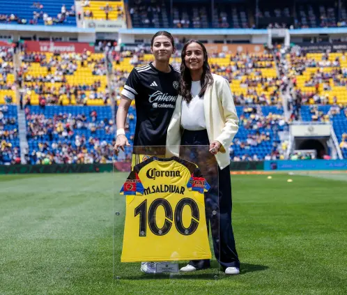 América Femenil festeja a Montserrat Saldívar y sus 100 partidos (Foto: @AmericaFemenil X) América Femenil festeja a Montserrat Saldívar y sus 100 partidos (Foto: @AmericaFemenil X)