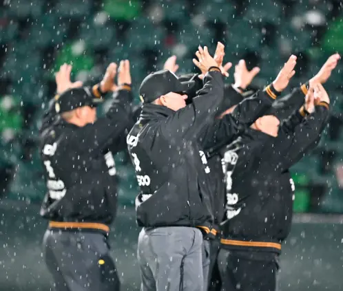 Los Pericos de Puebla llegaron a la Angelópolis contra las cuerdas, por lo que Diablos buscaron dar la estocada final. Los Pericos de Puebla llegaron a la Angelópolis contra las cuerdas, por lo que Diablos buscaron dar la estocada final.