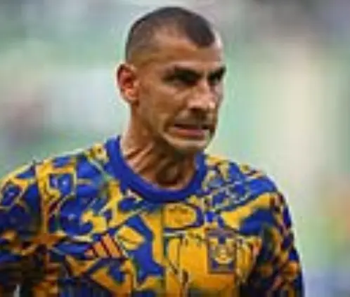 Nahuel Guzmán y Ricardo Gutiérrez jugaron con uniformes similares, pese a que el reglamento lo prohíbe. Getty Images Nahuel Guzmán y Ricardo Gutiérrez jugaron con uniformes similares, pese a que el reglamento lo prohíbe. Getty Images