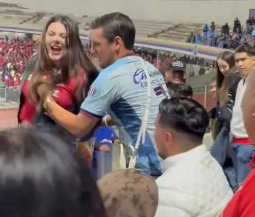 La cuñada de Alexis Vega es señalada de agredir a los fans de Cruz Azul en la derrota del Toluca. @ElJefeAguila La cuñada de Alexis Vega es señalada de agredir a los fans de Cruz Azul en la derrota del Toluca. @ElJefeAguila