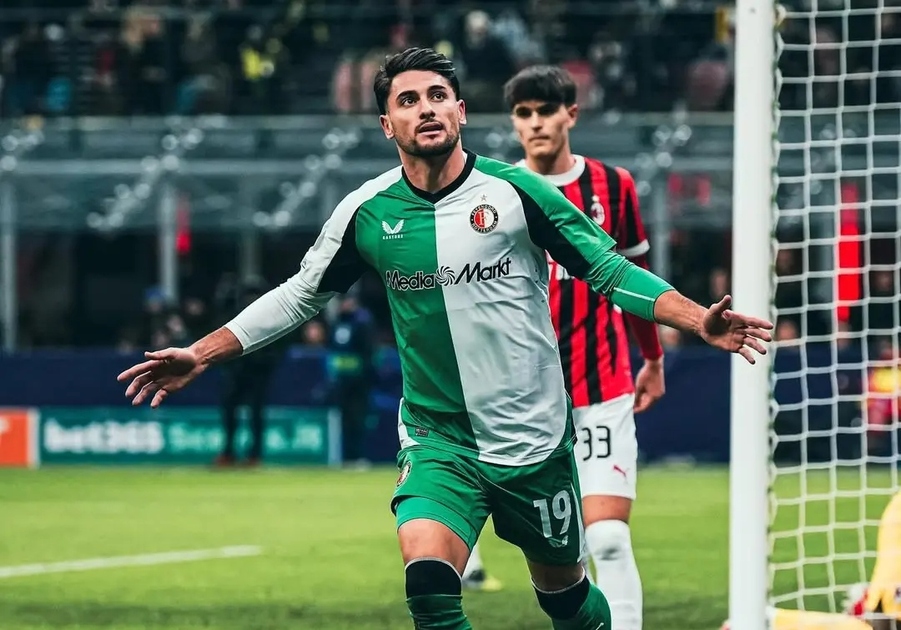 El Feyenoord optaría por enviar a Julián Carranza a préstamo al Twente en lugar de vendérselo a Rayados. @carranzajuli21 El Feyenoord optaría por enviar a Julián Carranza a préstamo al Twente en lugar de vendérselo a Rayados. @carranzajuli21