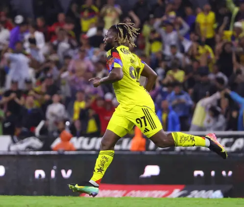 Allan Saint-Maximin se enfrentó a un aficionado del Cruz Azul tras anotar en su debut con el América. Getty Images Allan Saint-Maximin se enfrentó a un aficionado del Cruz Azul tras anotar en su debut con el América. Getty Images