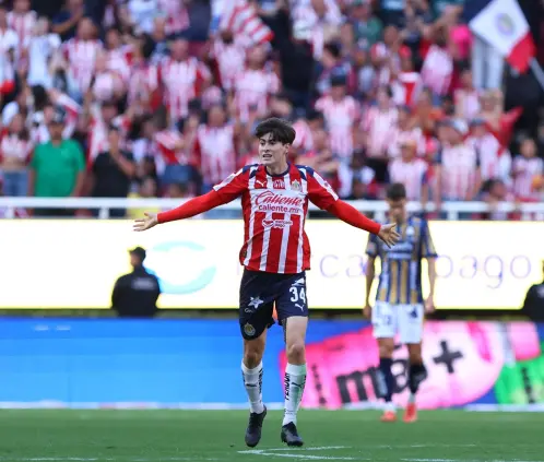 Hormiga González arrasa con Chicharito y Alan Pulido en Chivas (Photo by Francisco Vega/Getty Images) Hormiga González arrasa con Chicharito y Alan Pulido en Chivas (Photo by Francisco Vega/Getty Images)