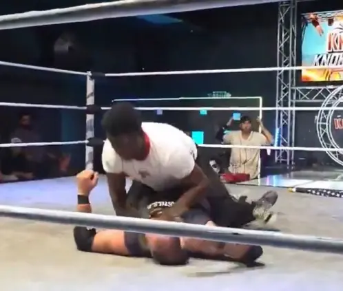 El peleador Raja Jackson está siendo investigado tras casi matar a golpes al luchador Syko Stu en el ring de Knoxx Pro. @WowLorenzoWow El peleador Raja Jackson está siendo investigado tras casi matar a golpes al luchador Syko Stu en el ring de Knoxx Pro. @WowLorenzoWow