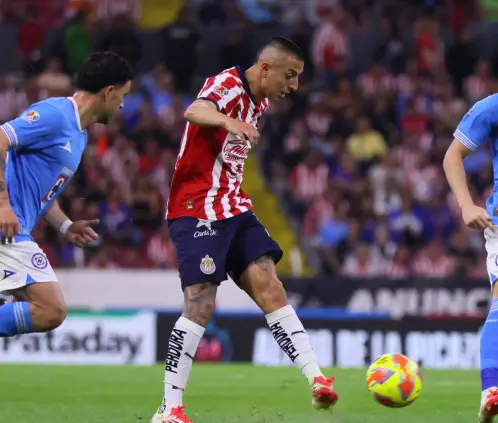 Chivas y Cruz Azul disputan uno de los mejores partidos de la temporada este fin de semana. Chivas y Cruz Azul disputan uno de los mejores partidos de la temporada este fin de semana.