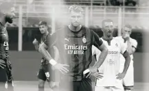 Santiago Giménez lesiona a Ardon Jashari, su propio compañero en el Milan 
