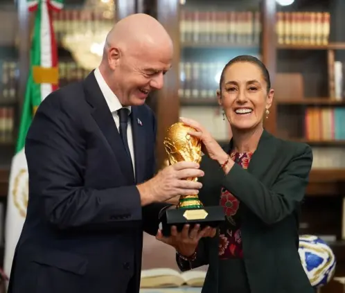Sheinbaum recibió la Copa del Mundo en su oficina de Palacio Nacional (Instagram: @claudia_shein) Sheinbaum recibió la Copa del Mundo en su oficina de Palacio Nacional (Instagram: @claudia_shein)