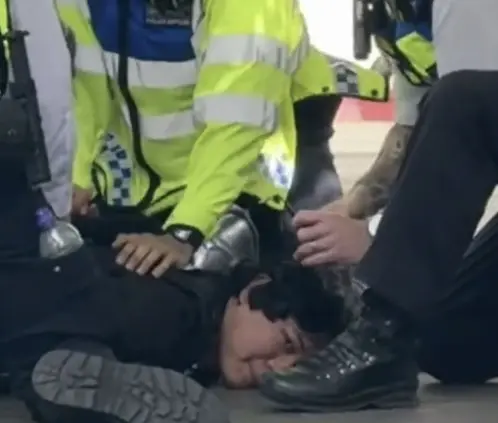 Un joven de 16 años fue detenido erróneamente por la policía durante la disputa del Chelsea vs Fulham al ser confundido con un tirador. @Mercado_Ingles Un joven de 16 años fue detenido erróneamente por la policía durante la disputa del Chelsea vs Fulham al ser confundido con un tirador. @Mercado_Ingles