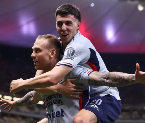 Chivas en crisis suma otra derrota y Cruz Azul que sigue invicto (Photo by Simon Barber/Getty Images) Chivas en crisis suma otra derrota y Cruz Azul que sigue invicto (Photo by Simon Barber/Getty Images)
