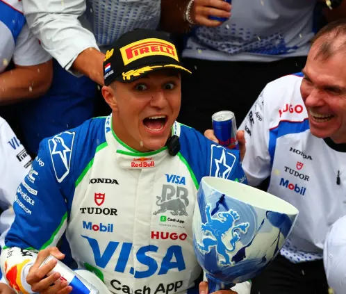 ¿A lo Sergio Ramos? Isack Hadjar rompe su primer trofeo en la F1 (Photo by Joe Portlock/Getty Images) ¿A lo Sergio Ramos? Isack Hadjar rompe su primer trofeo en la F1 (Photo by Joe Portlock/Getty Images)