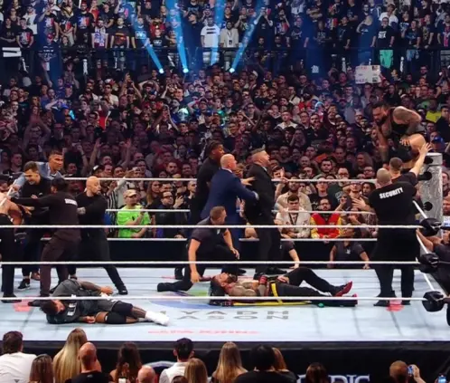 Roman Reigns salió en camilla de Clash in Paris @WWE Roman Reigns salió en camilla de Clash in Paris @WWE