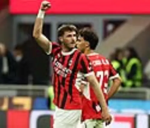 Santiago Giménez se mantendrá en el Milan al haber descartado finalmente sumarse a la Roma. Getty Images Santiago Giménez se mantendrá en el Milan al haber descartado finalmente sumarse a la Roma. Getty Images