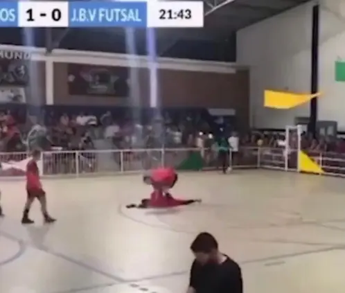 El portero brasileño Antonio Edson murió en la cancha tras atajar un penal en un torneo de futbol sala. @nexta_tv El portero brasileño Antonio Edson murió en la cancha tras atajar un penal en un torneo de futbol sala. @nexta_tv