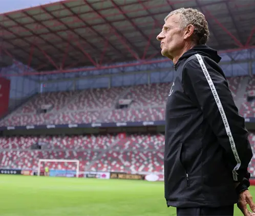 Patrice Lair, timonel de las Diablas no concluyó el partido ante Pumas en el banquillo por problemas de salud. Patrice Lair, timonel de las Diablas no concluyó el partido ante Pumas en el banquillo por problemas de salud.