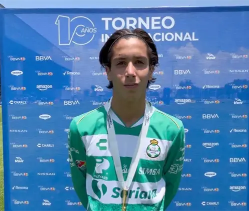 El hijo de Vicente Matías, Lucca Vuoso, es el actual goleador de Santos sub-17 y sueña con altas metas en su carrera profesional (X: @fersch_4) El hijo de Vicente Matías, Lucca Vuoso, es el actual goleador de Santos sub-17 y sueña con altas metas en su carrera profesional (X: @fersch_4)