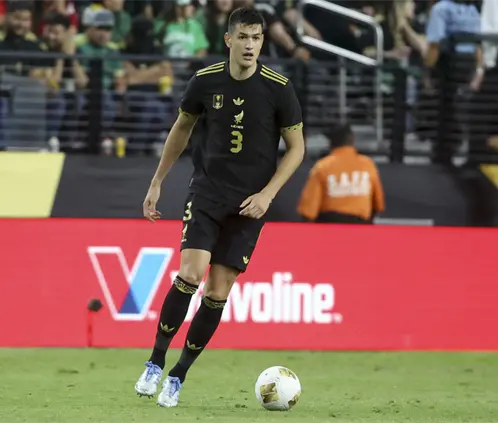 La roja de César Montes ante Japón no será castigada, al no haber sido en competencia oficial. Getty Images La roja de César Montes ante Japón no será castigada, al no haber sido en competencia oficial. Getty Images