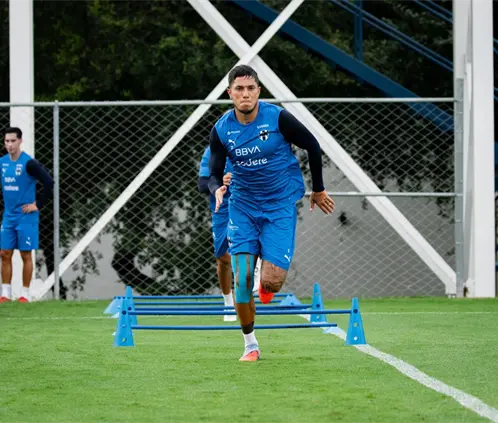 Carlos Salcedo reaparece tras 7 meses y ya entrena con Monterrey (Csalcedojr X) Carlos Salcedo reaparece tras 7 meses y ya entrena con Monterrey (Csalcedojr X)