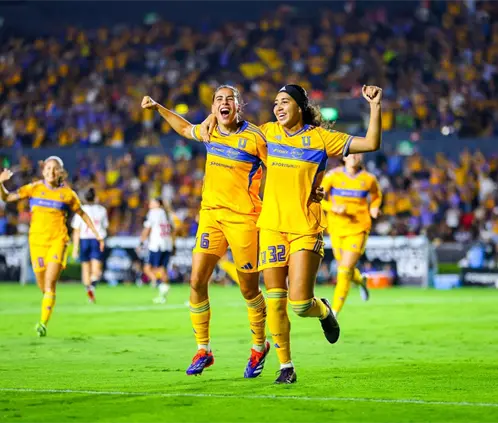 Las Amazonas aplastaron a las Rayadas en unja noche con lluvia y goles (Nora Guerrero / POSTA Deportes)