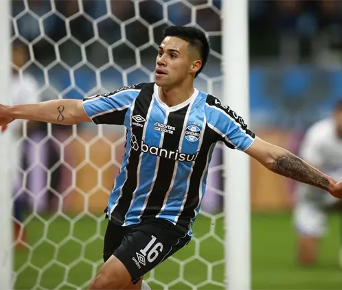 Alexander Aravena del Gremio se ha convertido en el gran interés de Tigres rumbo al cierre del mercado de pases. Getty Images