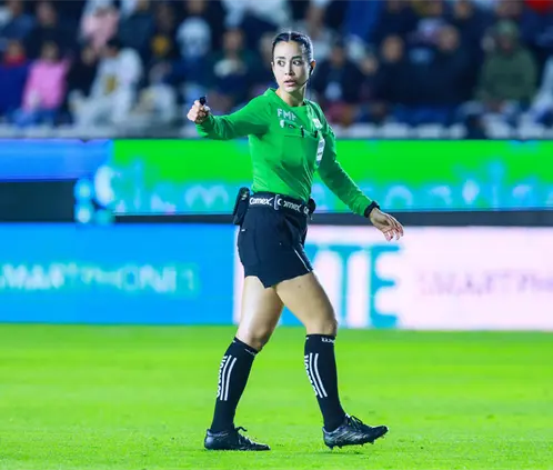 Katia Itzel García pitará el Querétaro vs. Monterrey, solo un mes después de denunciar amenazas por parte de los fanáticos de Rayados. Getty Images