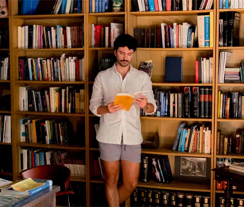 Esta es la forma más completa de ordenar los libros en casa sin quitar más espacio (Foto: Canva)