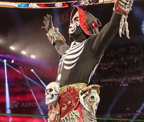 La Parka habría quedado fuera de Worlds Collide presuntamente por un error de la producción de WWE. @WWE La Parka habría quedado fuera de Worlds Collide presuntamente por un error de la producción de WWE. @WWE