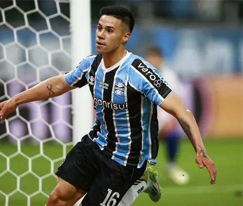 Los Tigres buscan cerrar el fichaje de Alexander Aravena del Gremio en el último día del mercado de pases. Getty Images