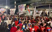 Afición de Chivas lleva serenata pese a mal momento del equipo previo al clásico