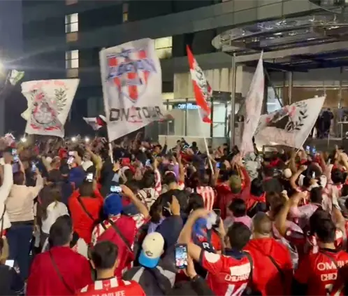 Los aficionados de Chivas decidieron ir apoyar a su equipo previa lo de lo más importante de la temporada. Los aficionados de Chivas decidieron ir apoyar a su equipo previa lo de lo más importante de la temporada.