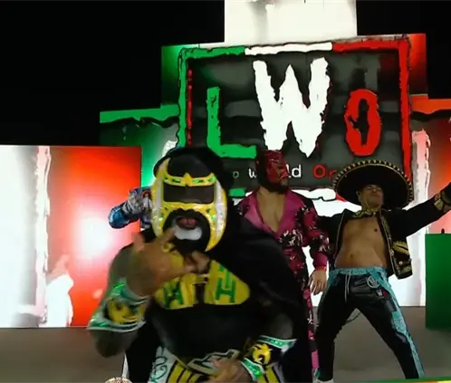 El mexicano Demus, bajo la máscara de Mini Abismo Negro, cruzó la puerta prohibida al luchar en WWE solo un día después de su presentación en AEW. @WWE El mexicano Demus, bajo la máscara de Mini Abismo Negro, cruzó la puerta prohibida al luchar en WWE solo un día después de su presentación en AEW. @WWE