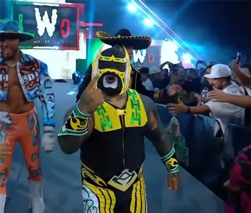 Lucha Libre AAA presentó un nuevo Mini Abismo Negro en Worlds Collide, sin notificar a su interprete original. @WWE Lucha Libre AAA presentó un nuevo Mini Abismo Negro en Worlds Collide, sin notificar a su interprete original. @WWE
