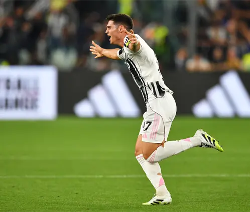 Vasilije Adžić marcó el gol con el que la Juventus venció 4-3 al Inter de Milan en el último minuto. Getty Images Vasilije Adžić marcó el gol con el que la Juventus venció 4-3 al Inter de Milan en el último minuto. Getty Images