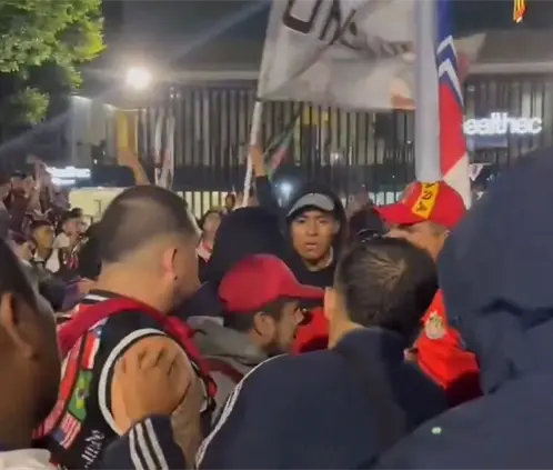 La serenata a las Chivas previo al Clásico Nacional terminó en bronca entre los propios fans del Guadalajara. @record_mexico La serenata a las Chivas previo al Clásico Nacional terminó en bronca entre los propios fans del Guadalajara. @record_mexico