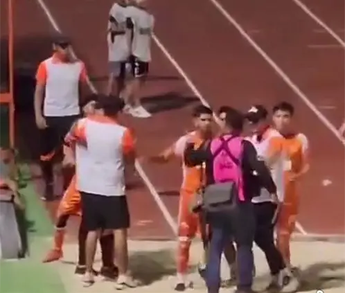 Un reportero fue agredido por un directivo y jugadores de Correcaminos en el Clásico Tamaulipeco. @Loskamas_deportes Un reportero fue agredido por un directivo y jugadores de Correcaminos en el Clásico Tamaulipeco. @Loskamas_deportes