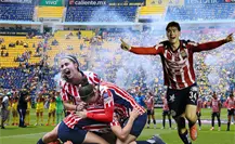 América vive infierno en el Clásico Nacional ante Chivas