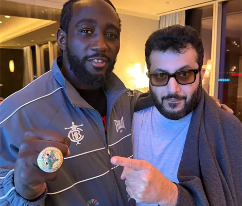 Terence Crawford recibió un anillo de campeón de 100,000 dólares del CMB tras vencer al Canelo. @Turki_alalshikh