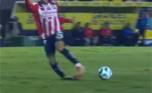 Piojo Alvarado sufre una aparatosa lesión durante el Clásico Nacional