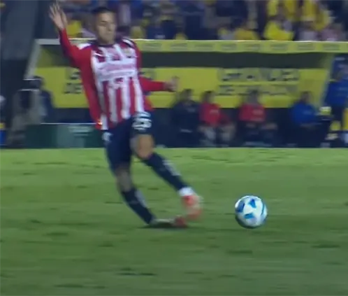 Roberto Alvarado se lastimó la rodilla al tratar de hacer un remate en el Clásico Nacional. Getty Images