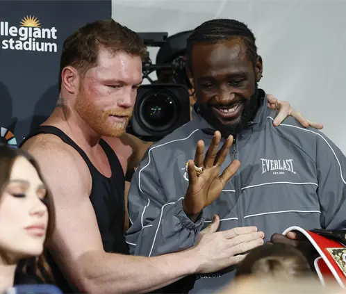 Terence Crawford le devolvió los antiguos cinturones de campeón al Canelo. Getty Images
