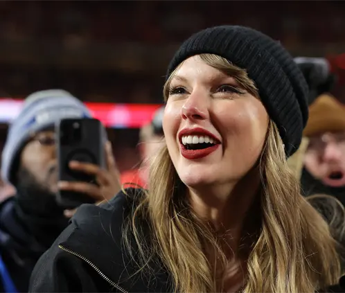 Taylor Swift generó rumores de un supuesto embarazo por entrar completamente cubierta por un muro al último juego de los Chiefs. Getty Images Taylor Swift generó rumores de un supuesto embarazo por entrar completamente cubierta por un muro al último juego de los Chiefs. Getty Images