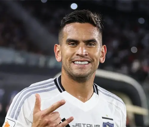 La afición de Colo Colo comenzó a exigir la salida de Sebastián Vegas por su expulsión en la Supercopa de Chile. @ColoColo