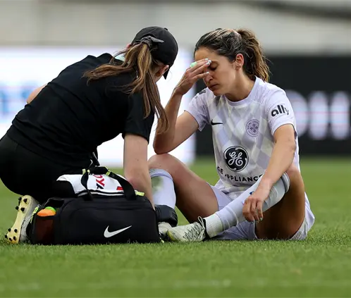Savannah De Melo tuvo que ser hospitalizada de emergencia tras sufrir un golpe en la cabeza durante el OL Reign vs. Racing Louisville. Getty Images Savannah De Melo tuvo que ser hospitalizada de emergencia tras sufrir un golpe en la cabeza durante el OL Reign vs. Racing Louisville. Getty Images